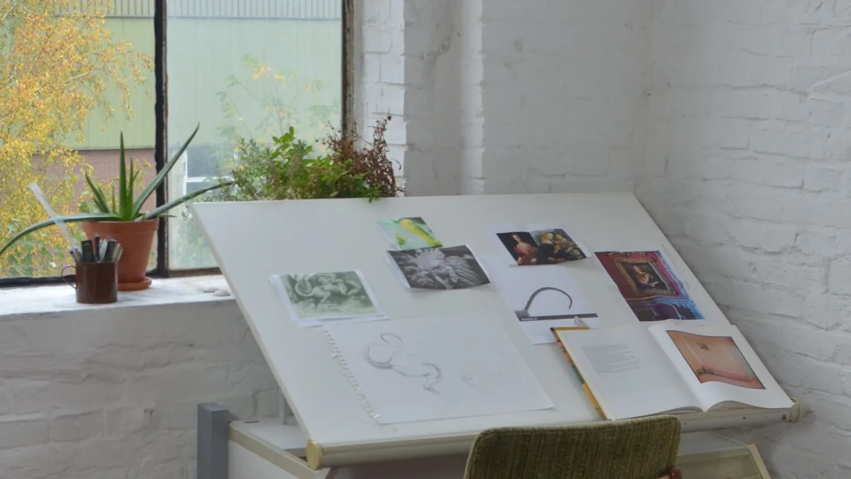 Atelier von Lena Ditlmann – Zeichentisch am Fenster